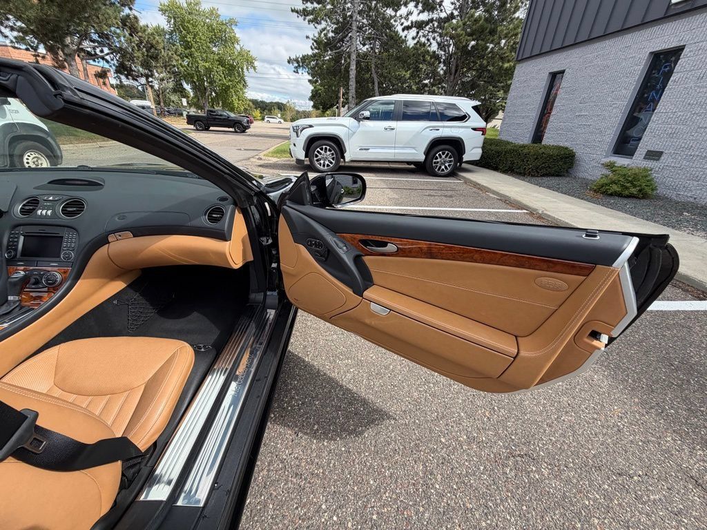 Used 2012 Mercedes-Benz SL 550 image 24