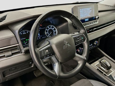Used 2024 Mitsubishi Outlander SE image 18
