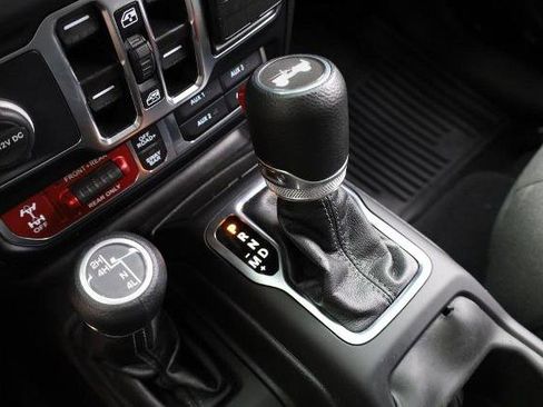 Used 2025 Jeep Wrangler Unlimited Rubicon image 16