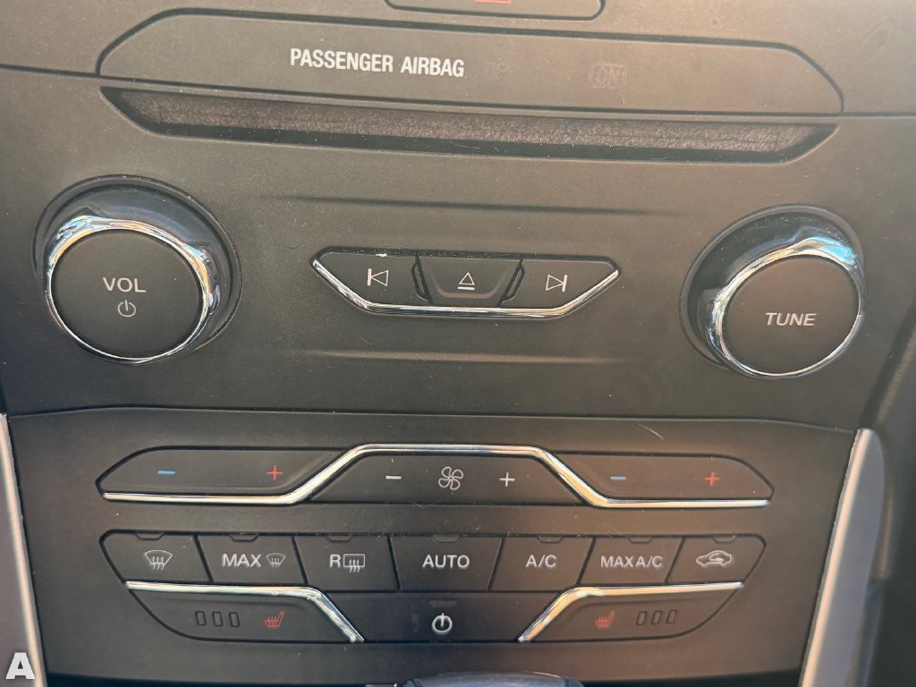 Used 2018 Ford Edge SEL w/ Equipment Group 201A FWD image 10