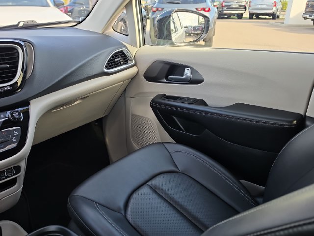 Used 2024 Chrysler Pacifica Touring-L FWD image 10