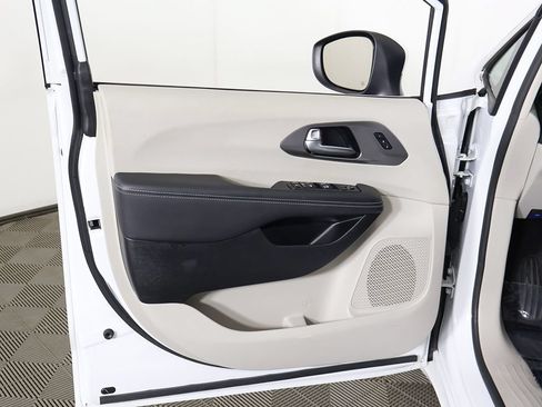 Used 2023 Chrysler Pacifica Touring-L FWD image 23