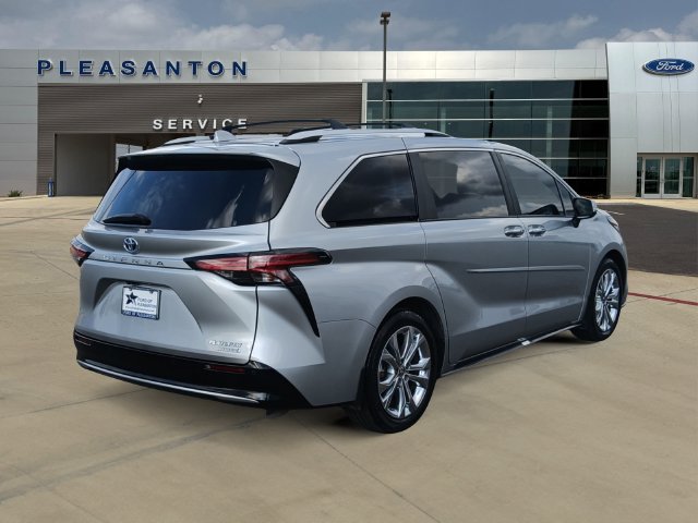 Used 2024 Toyota Sienna Platinum FWD image 5