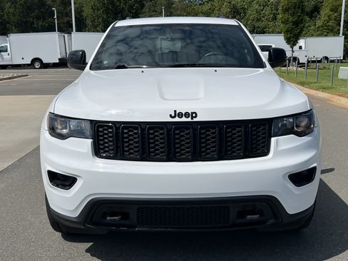 Used 2019 Jeep Grand Cherokee Laredo RWD image 4