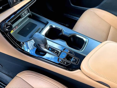 Used 2022 Lexus NX 350h Premium image 17