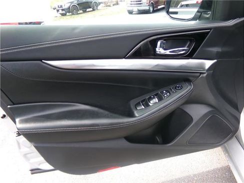 Used 2022 Nissan Maxima SV w/ Floor Mat Group FWD image 17
