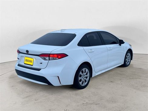 Used 2022 Toyota Corolla LE image 5