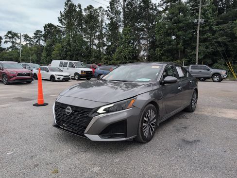 Used 2023 Nissan Altima 2.5 SV FWD image 4