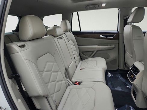 Used 2024 Volkswagen Atlas SE w/ Panoramic Sunroof Package FWD image 33