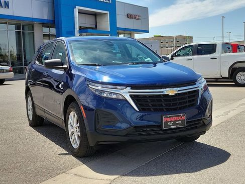Used 2022 Chevrolet Equinox LS AWD/4WD image 2