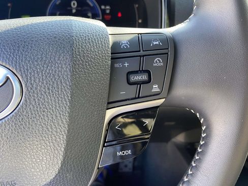Used 2025 Toyota Camry SE FWD image 33