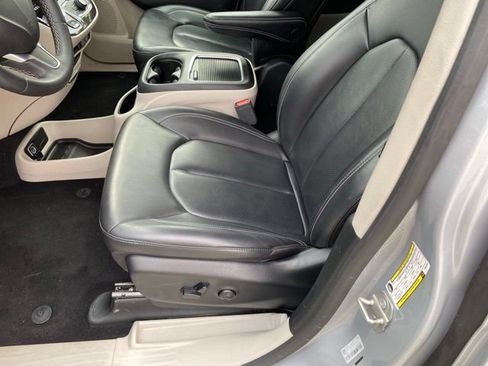 Used 2023 Chrysler Pacifica Touring-L FWD image 15