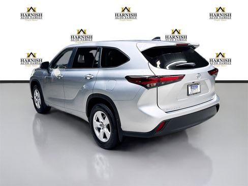 Used 2025 Toyota Highlander LE image 7