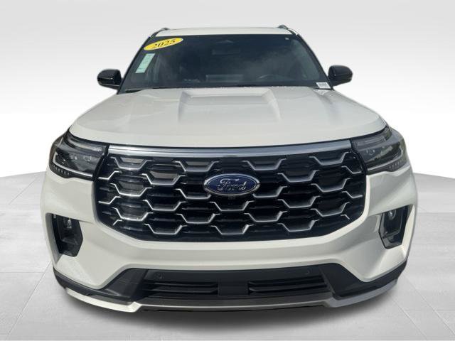 Used 2025 Ford Explorer Platinum w/ Ultimate Package AWD/4WD image 2