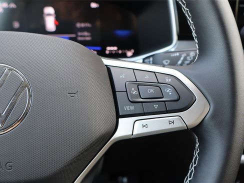 Used 2025 Volkswagen Taos SE w/ Panoramic Sunroof Package image 17