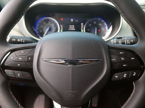 Used 2025 Chrysler Pacifica Limited FWD image 19