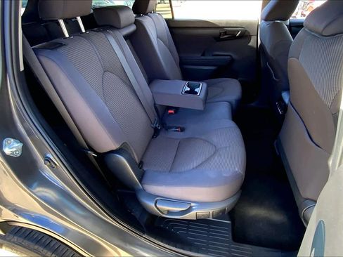Used 2024 Toyota Highlander LE image 20