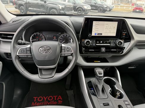Used 2023 Toyota Highlander XLE image 17