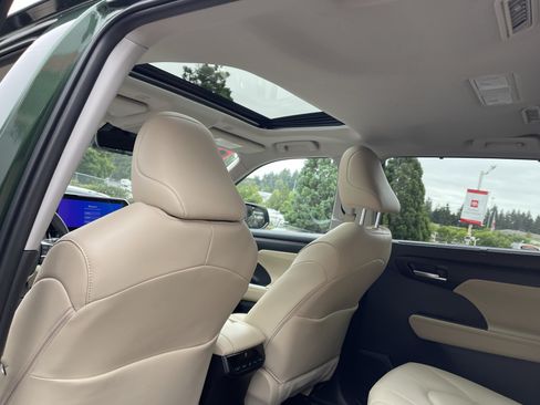 Certified 2025 Toyota Highlander XLE AWD/4WD image 15