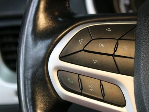 Used 2017 Jeep Cherokee Trailhawk AWD/4WD image 21