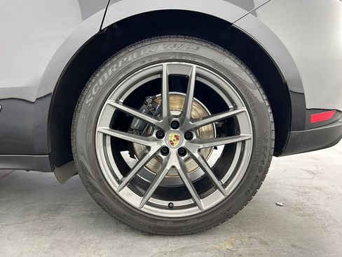 Certified 2025 Porsche Macan AWD/4WD image 11