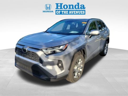 Used 2022 Toyota RAV4 XLE Premium image 3