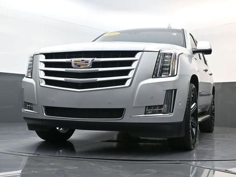 Used 2018 Cadillac Escalade Luxury image 32