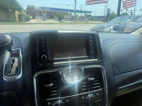 Used 2012 Chrysler Town & Country Touring-L w/ Entertainment Group #2 FWD image 20