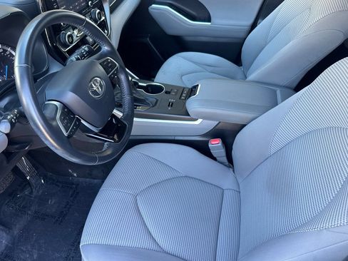 Used 2021 Toyota Highlander LE AWD/4WD image 10