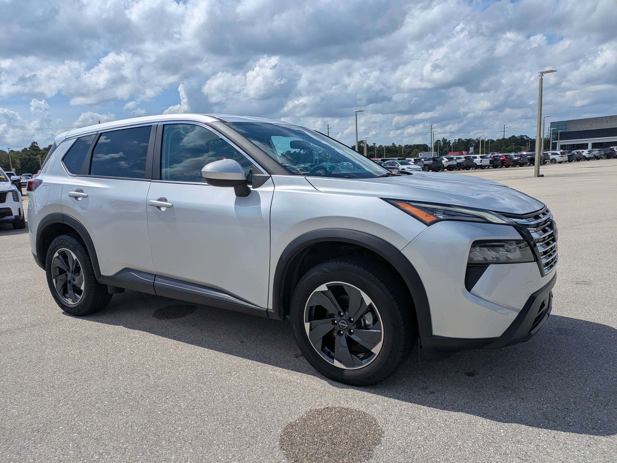 Used 2025 Nissan Rogue SV FWD image 2