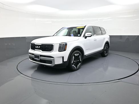 Used 2024 Kia Telluride EX w/ EX Captain's Chair Package image 7