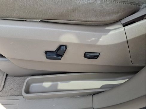 Used 2015 Chrysler Town & Country Touring-L FWD image 15