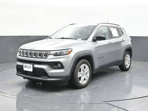 Used 2022 Jeep Compass Latitude FWD image 4