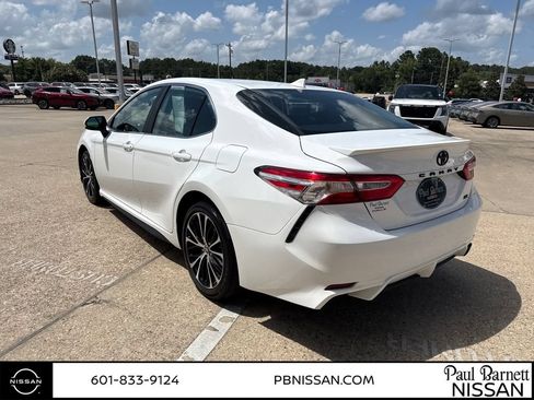 Used 2020 Toyota Camry SE FWD image 9