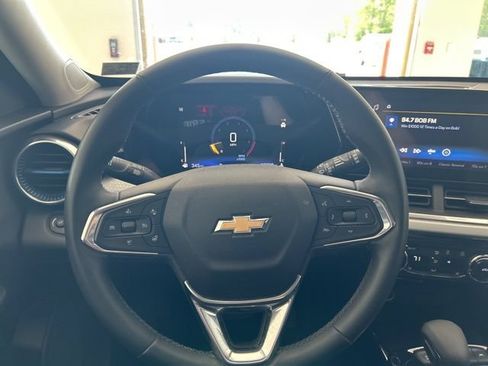 Used 2024 Chevrolet Trax LT w/ Driver Confidence Package FWD image 9