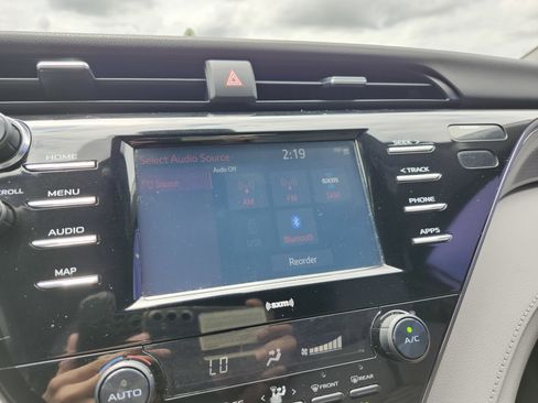 Used 2020 Toyota Camry SE FWD image 6