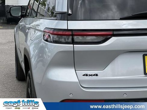 Certified 2025 Jeep Grand Cherokee Altitude AWD/4WD image 12