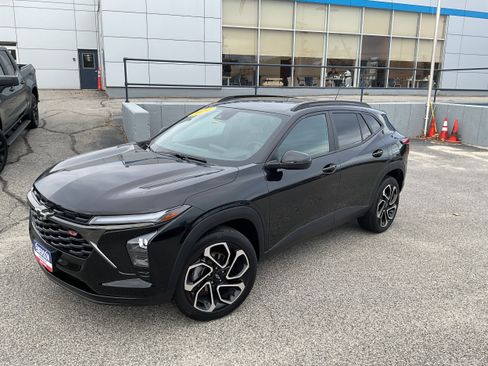 Certified 2024 Chevrolet Trax RS w/ Driver Confidence Package image 4