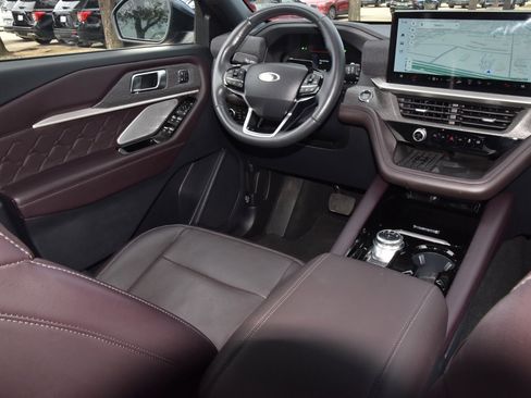 Certified 2025 Ford Explorer Platinum w/ LUX Leather Package image 16