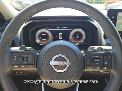 Used 2024 Nissan Rogue SL FWD image 11