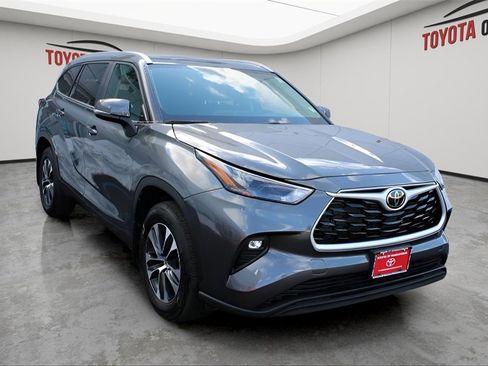Certified 2025 Toyota Highlander XLE image 6