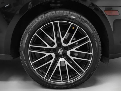 Certified 2022 Porsche Macan AWD/4WD image 15
