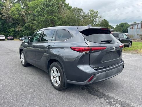 Used 2021 Toyota Highlander LE AWD/4WD image 3