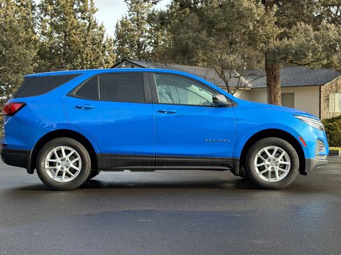 Used 2024 Chevrolet Equinox LS w/ LS Convenience Package image 3