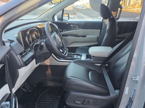 Used 2024 Kia Carnival EX image 32