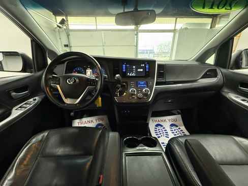 Used 2017 Toyota Sienna SE Premium image 12