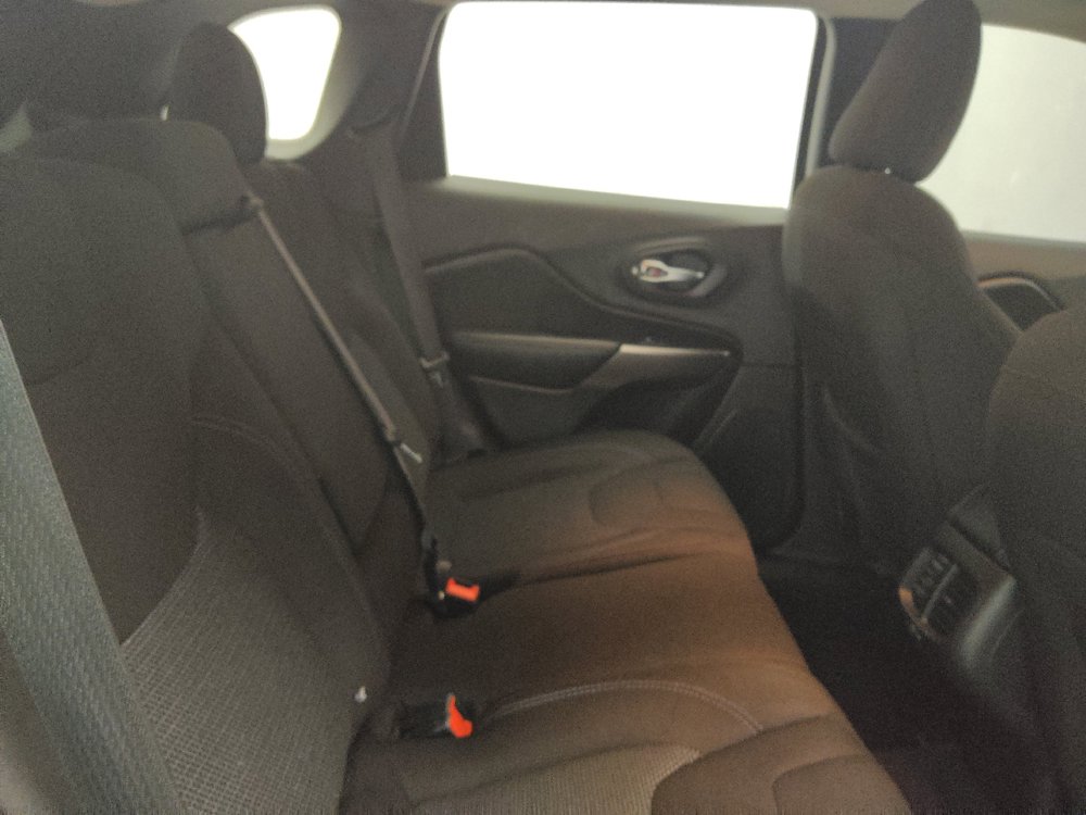 Used 2019 Jeep Cherokee Latitude w/ Popular Appearance Group FWD image 19