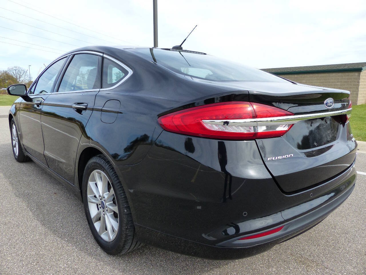 Used 2017 Ford Fusion SE w/ Fusion SE Technology Package FWD image 7