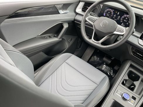 New 2026 Volkswagen Tiguan SE FWD image 10