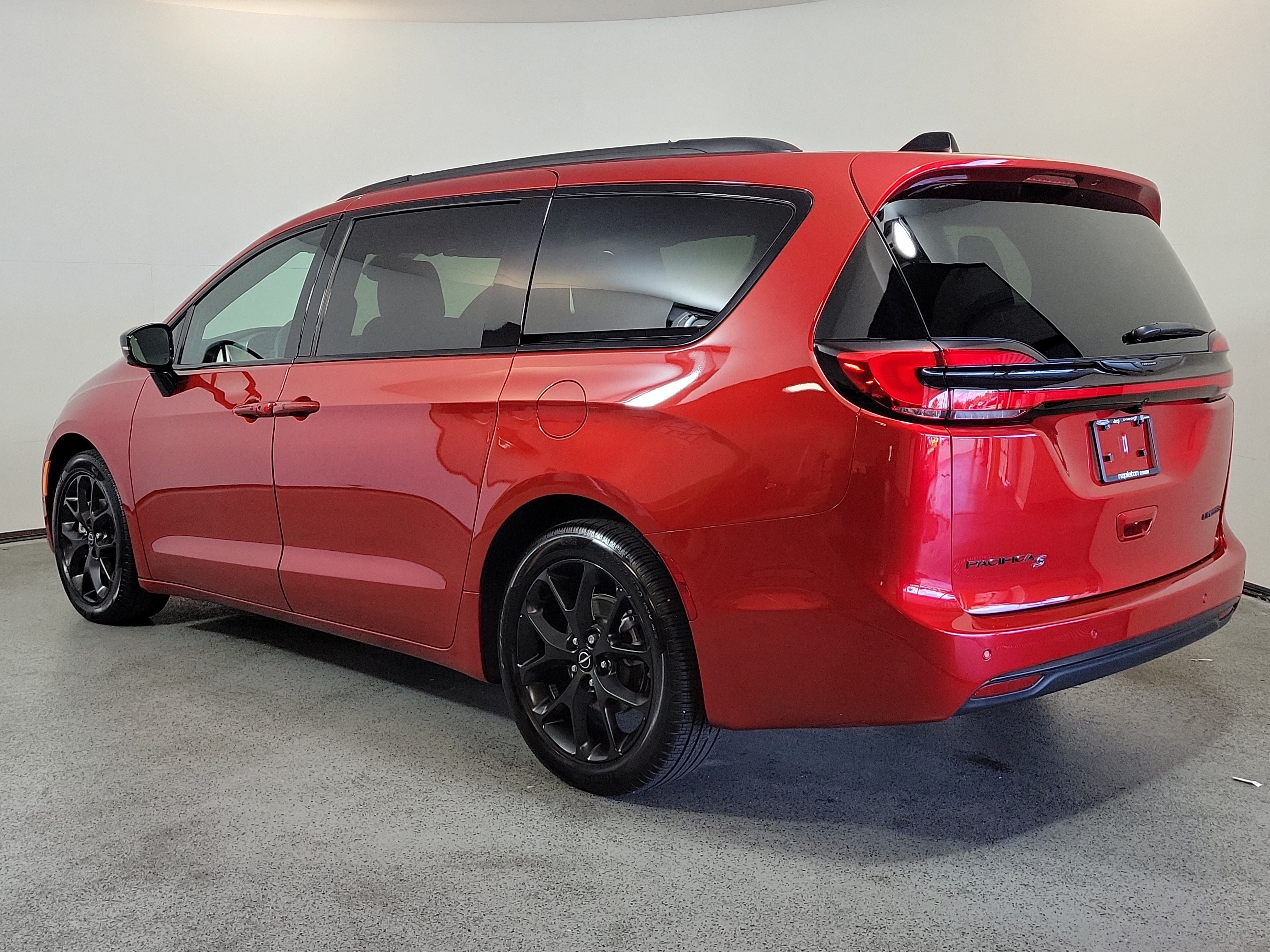 Used 2026 Chrysler Pacifica Limited w/ S Appearance Package FWD image 5